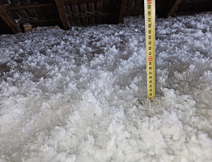 Zateplení stropu rodinného domu pomocí foukané izolace